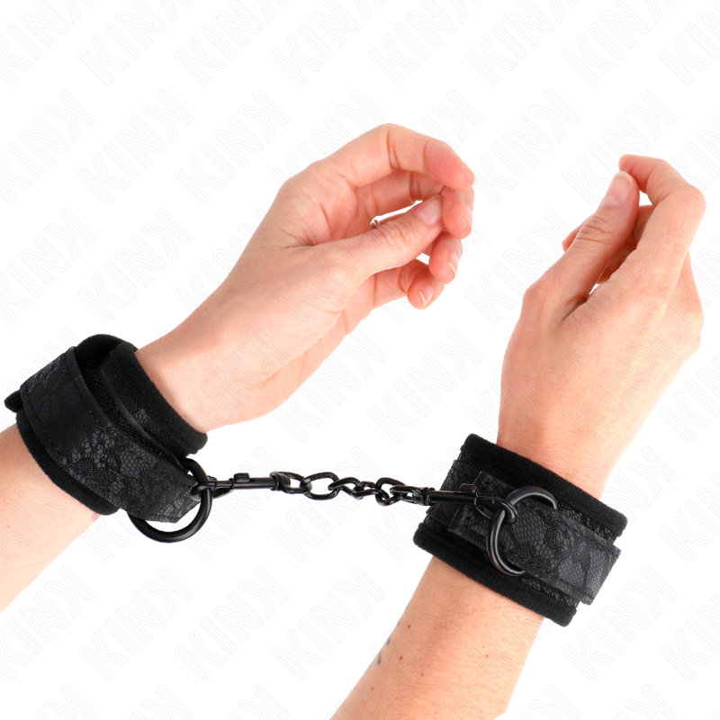 Черни неопренови белезници за китки KINK с дантела