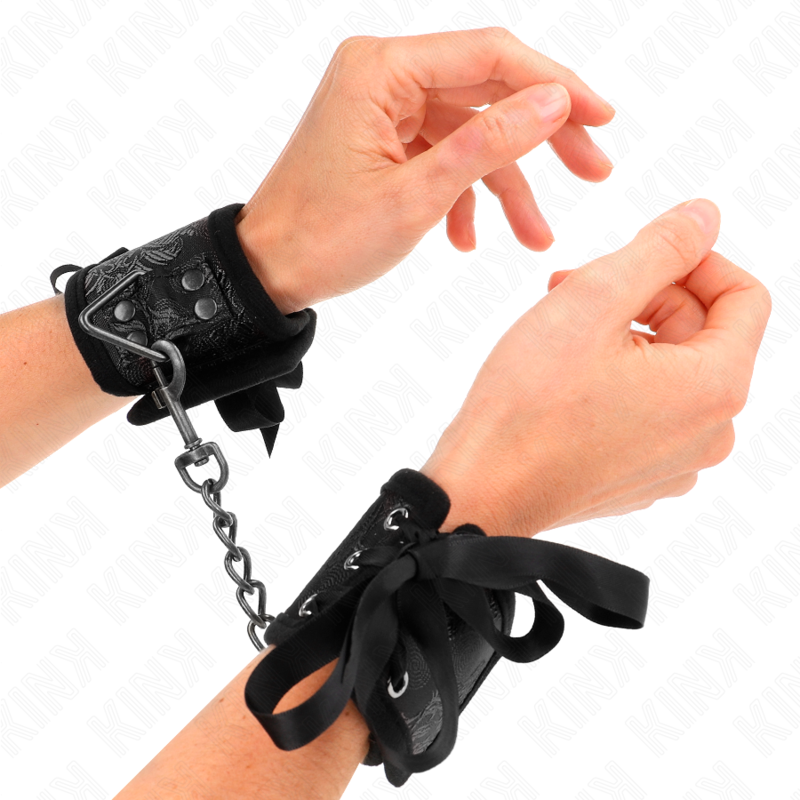 Окови за китки KINK Scandal с черни дантелени детайли